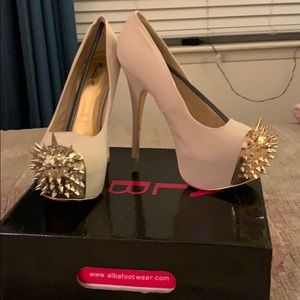 Alba, Sz 10 Beige/Gold Spiked Stilettos